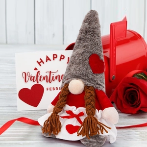 Gnome de la Saint-Valentin avec nattes rouges et détails de cœur dans un décor romantique