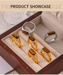 Detail von Vintage-Ringen aus Titanstahl mit rechteckigen Tigerauge-Steinen in Gold und Silber