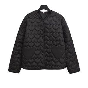 Giacca di cotone larga nera da donna con elegante motivo trapuntato a forma di cuore