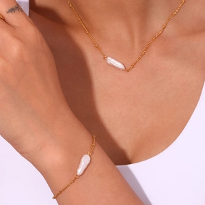 Baroque pearl necklace and bracelet set in 18K gold plated stainless steel on a model