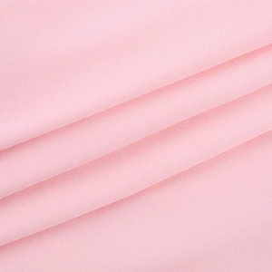 Nahaufnahme der rosa Stoffstruktur mit feiner Webung und weichem Fall des Hemdkleides