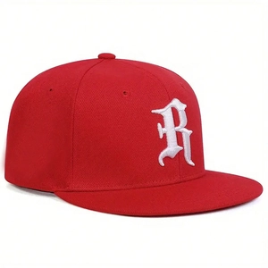 Casquette de baseball rouge à bord plat avec grand logo lettre R brodé en blanc
