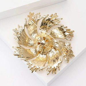 Broche feu d'artifice dorée avec fermoir de sécurité et dos à texture brossée