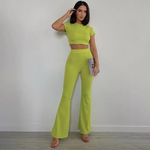 Dettaglio della trama in maglia del set verde lime con top corto e pantaloni a zampa