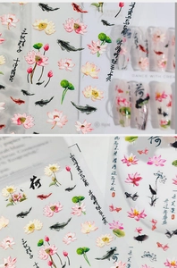 Detail von chinesischen Fingernagelstickern mit Lotus- und Koi-Motiven im Tuschstil