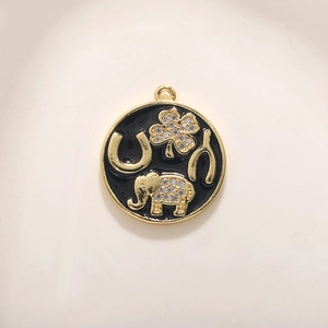 Pendentif rond plaqué or avec émail noir, breloques porte-bonheur et strass brillants