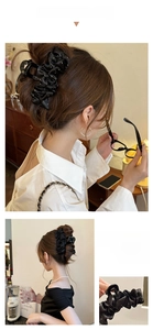 Détail de la grande pince à cheveux en satin plissé noir avec de fins cristaux argentés