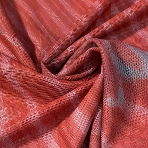 Vue macro du tissu en maille respirante rouge et gris avec texture rayée