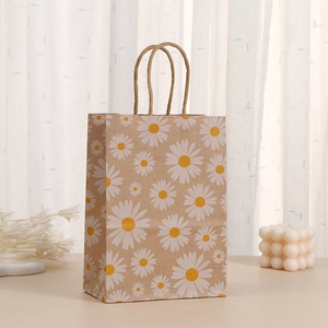 Bolsa de regalo de papel kraft con margaritas blancas y asas para compras