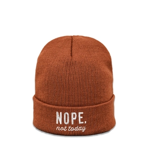 Detail der rostorangen Strickmütze mit weißer NOPE not today Stickerei auf dem Aufschlag