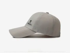 Vue détaillée d'une casquette grise séchage rapide avec maille respirante et visière