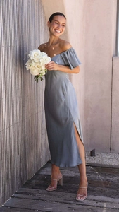 Détail de la robe midi en satin bleu gris avec décolleté bardot et fente latérale