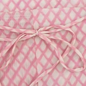 Détail macro du tissu en maille à carreaux roses et du cordon de serrage de la robe