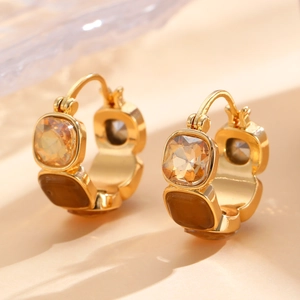 Retro goldene Creolen mit geometrischen braunen Kristallen und Bernsteinsteinen