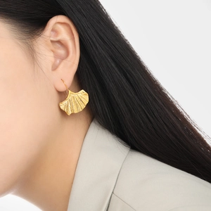Boucles d'Oreilles Pendantes Feuille de Ginkgo en Acier Titane pour Femmes Mode Feuilles Plissées Crochets Bijoux Cadeau Or Argent