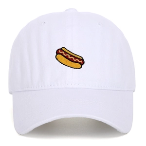 Gros plan de la broderie hot-dog sur une casquette de baseball en coton blanc
