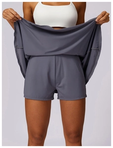 Détail de la jupe-short de sport gris foncé avec short intégré et tissu élastique respirant