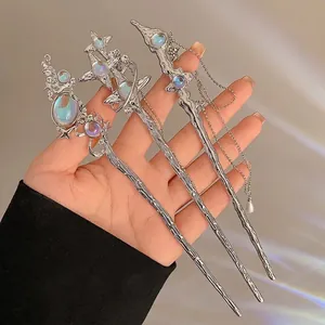Haarnadel-Set mit Sternen und Monden sowie funkelnden Steinen im minimalistischen Stil