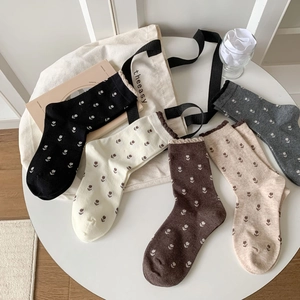 Cinq paires de chaussettes vintage en coton à motifs tulipes en couleurs assorties