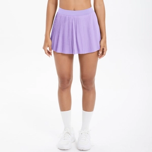 Détail de la taille haute élastique et des plis fins sur la jupe de tennis violette