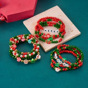 Set di braccialetti natalizi multistrato con perline e ciondoli Babbo Natale e renna