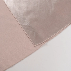 Détail de tissu en velours mauve lisse associé à une texture tissée dense