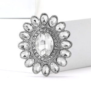 Macro della spilla a forma di girasole in argento con cristallo centrale e strass vintage