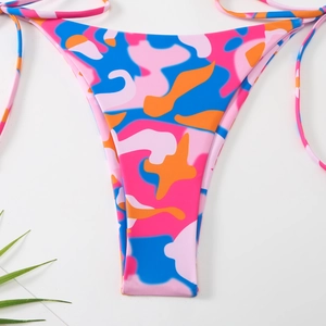 Vue détaillée du bas de bikini pour femmes avec imprimé camouflage coloré et liens latéraux