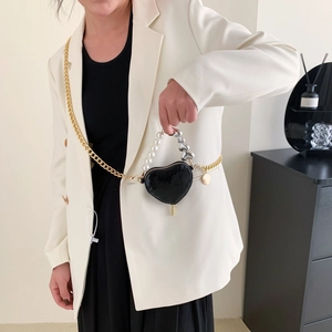 Mini sac coeur en cuir verni noir avec chaîne de perles et bandoulière dorée