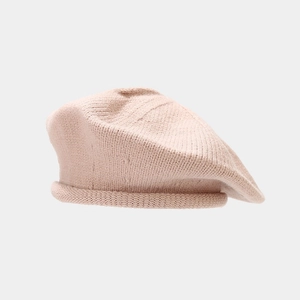 Detailansicht der feinen Strickstruktur und Rollkante eines rosa Strick-Baretts