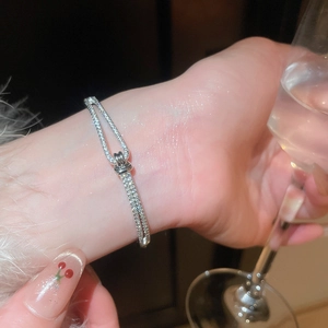 Gros plan sur le bracelet nœud étincelant en zircone avec une finition blanche brillante