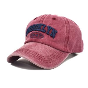 Détail de la broderie Brooklyn 1947 sur casquette en coton délavé au style vintage
