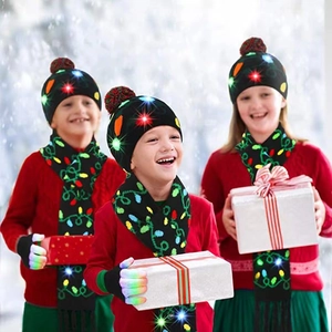 Ensemble Noël LED pour enfants avec bonnet, écharpe et gants dans un décor de neige