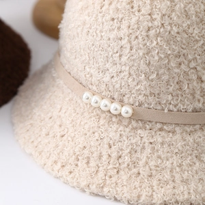 Chapeau bob en laine d'agneau beige pour femme avec perles et texture pelucheuse
