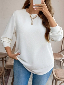 Elegant white waffle knit sweatshirt with loose fit and long sleeves for women