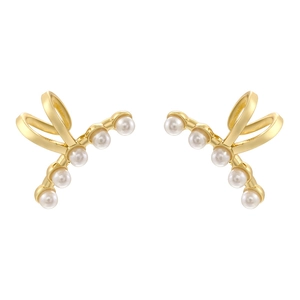 Κομψό ζευγάρι χρυσά σκουλαρίκια ear cuffs με λευκά πέρλες σε μίνιμαλ λευκό φόντο για κομψή εμφάνιση