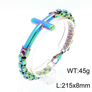 Détail macro du bracelet en acier titane arc-en-ciel avec chaîne et croix punk