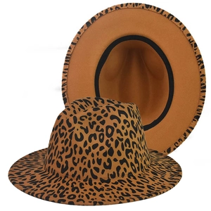 Cappello Fedora classico con stampa leopardata, base kaki e macchie nere per un look retrò
