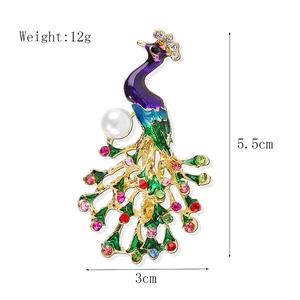Pfau-Brosche mit bunten Strasssteinen, Emaille-Finish und weißem Perlenornament