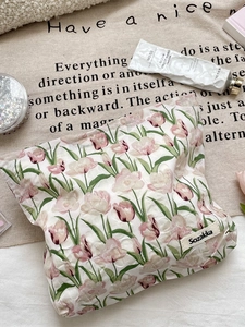 Trousse à maquillage en toile à motif tulipes roses avec étiquette de marque Sozakka