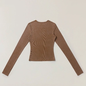 Détail à plat d'un haut en tricot marron ajusté avec texture à rayures verticales et col rond