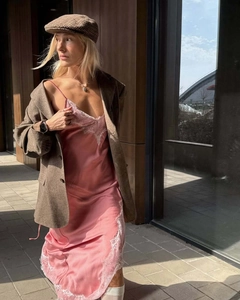Vue détaillée d'une robe nuisette en soie rose avec dentelle blanche et veste en tweed