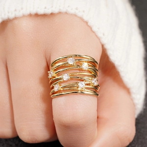 Elegante anillo multicapa bañado en oro con microcirconitas en un diseño moderno