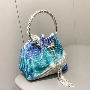 Dettaglio borsa a secchiello da sera con strass blu sfumati e manico circolare
