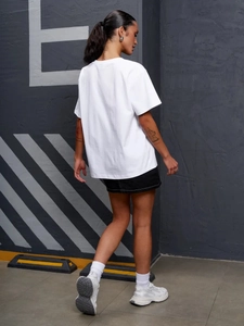 Oversized λευκό βαμβακερό T-shirt 100% με πεσμένους ώμους και κομψή χαλαρή εφαρμογή
