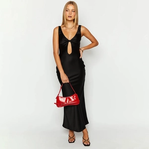 Robe longue élégante en satin noir avec décolleté licou et détails ajourés sur le devant