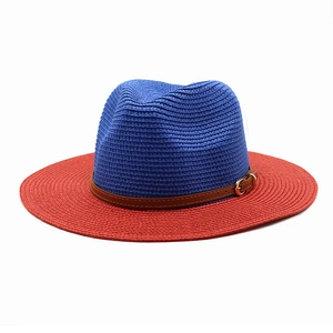 Détail du chapeau Panama bicolore avec calotte bleue, bord rouge et boucle en cuir