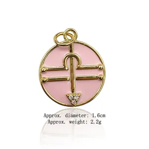 Dettaglio del ciondolo Bilancia in smalto rosa placcato oro, diametro 1,6cm e peso 2,2g