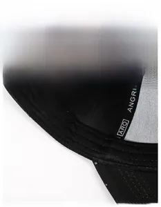 Détail de la casquette de baseball noire avec bandeau en coton 100 % et coutures de qualité