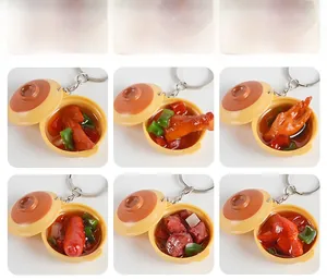 Vue détaillée de porte-clés miniatures en pot avec divers modèles de plats en résine